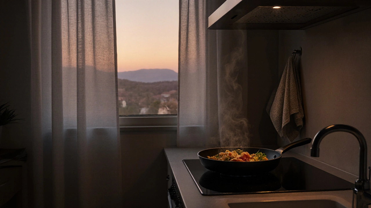 Умная сковорода и многоразовые салфетки в тихой кухне без лишних устройств и шума.