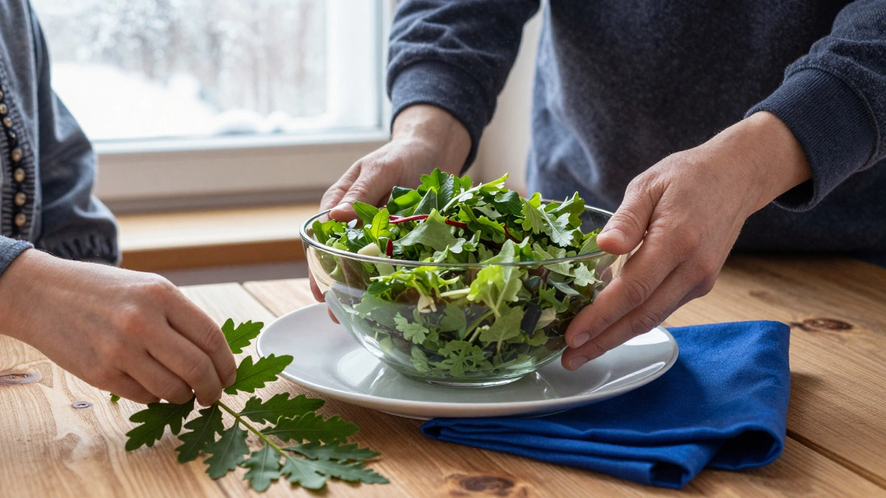 Руки кладут зелёную салфетку под белую тарелку, добавляя веточку для энергии фен-шуй.