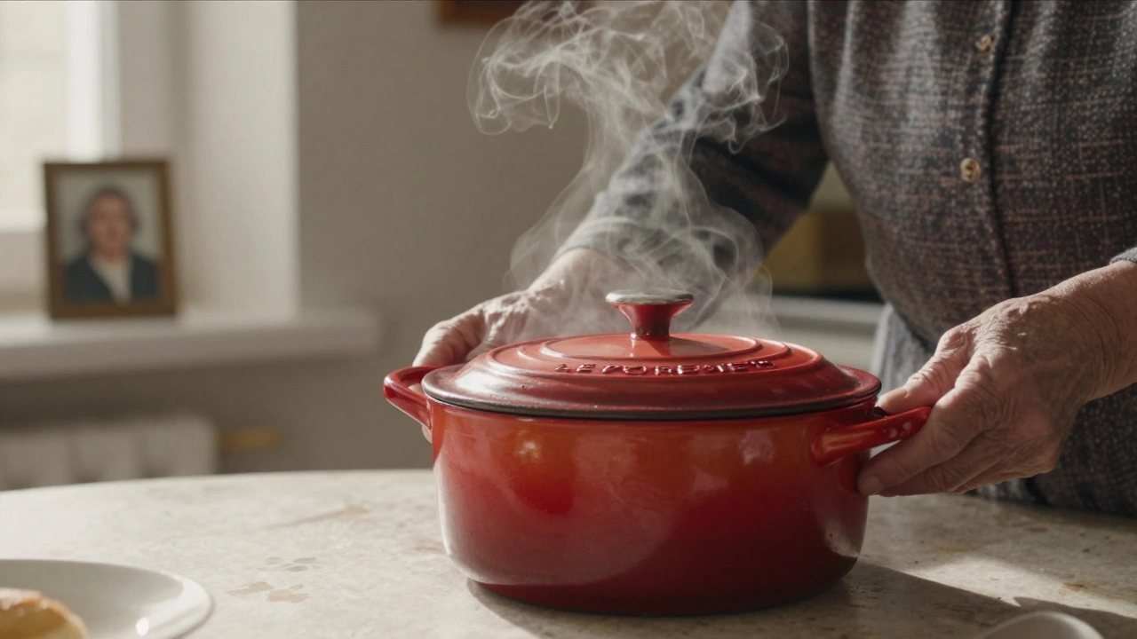 Пожилая женщина в русской кухне бережно держит кастрюлю Le Creuset 1978 года.